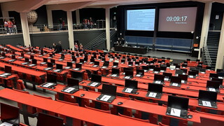 Ein moderner Hörsaal, vorbereitet für eine digitale Prüfung des SWAV Optikerverbands, mit Laptops auf den Tischen, bereit für die digitale Prüfung.