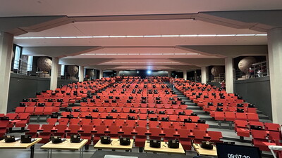 Ein moderner Hörsaal, vorbereitet für eine digitale Prüfung des Optikerverbands, mit Laptops auf den Tischen, bereit für die digitale Prüfung.