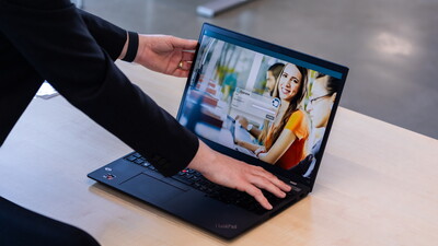 Ein Prüfungsleiter öffnet einen Laptop, der die Login-Maske der Q-Exam Software anzeigt, bereit für die bevorstehende E-Prüfung.