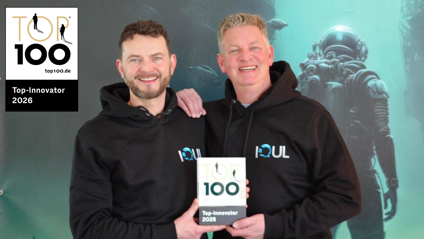 Jonas vor dem Esche und Daniel Möbs freuen sich über die Auszeichnung ihres Unternehmens