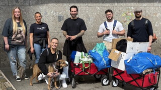 IQUL-Team verteilt Kleiderspenden und Lebensmittel an obdachlose Menschen in der Kölner Innenstadt