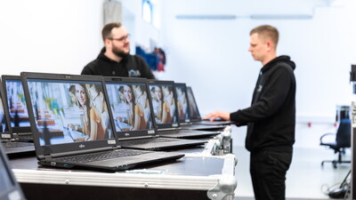 Mehrere Laptops in geordneter Reihe, auf jedem Gerät die Prüfungsmaske der IQUL Software Q-Exam angezeigt. Die Laptops sind bereit für die Durchführung digitaler Prüfungen.