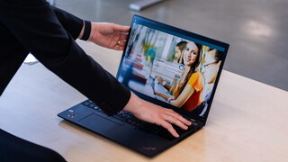 Ein Prüfungsleiter öffnet einen Laptop, der die Login-Maske der Q-Exam Software anzeigt, bereit für die bevorstehende E-Prüfung.