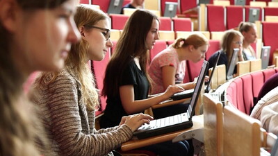 Kandidatinnen der Medizinischen Hochschule Hannover während einer E-Prüfung, die mit der Q-Exam Software durchgeführt wird.