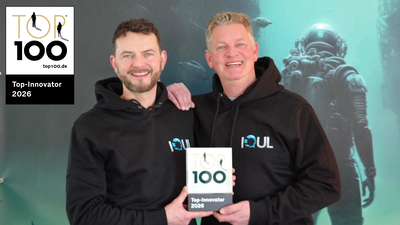 Jonas vor dem Esche und Daniel Möbs freuen sich über die Auszeichnung ihres Unternehmens