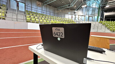 IQUL-Prüfungslaptop vor der Tribüne und Laufbahn im Glaspalast Sindelfingen bei der Steuerberaterprüfung 2026